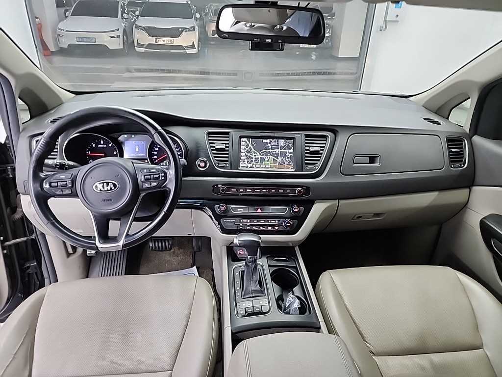 KIA Carnival - Vista 7