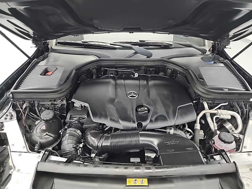 Mercedes Benz GLC Class - Vista 5