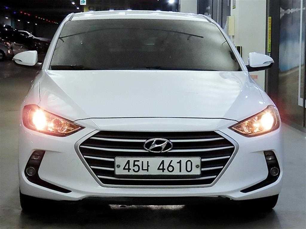 HYUNDAI Avante - Vista 2