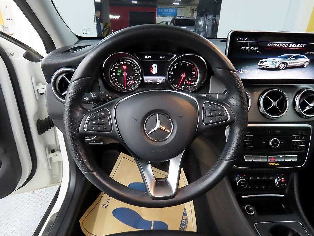 Mercedes Benz GLA Class - Vista 9