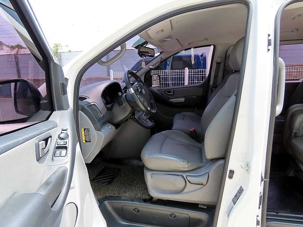 HYUNDAI Starex - Vista 5