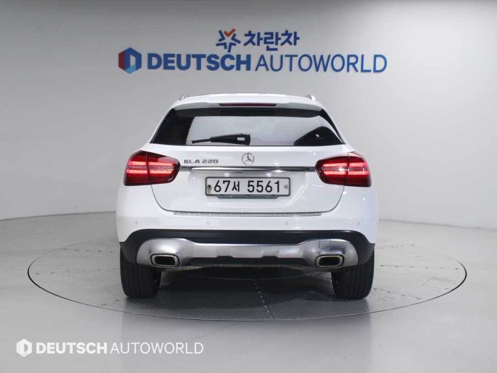 Mercedes Benz GLA Class - Vista 4