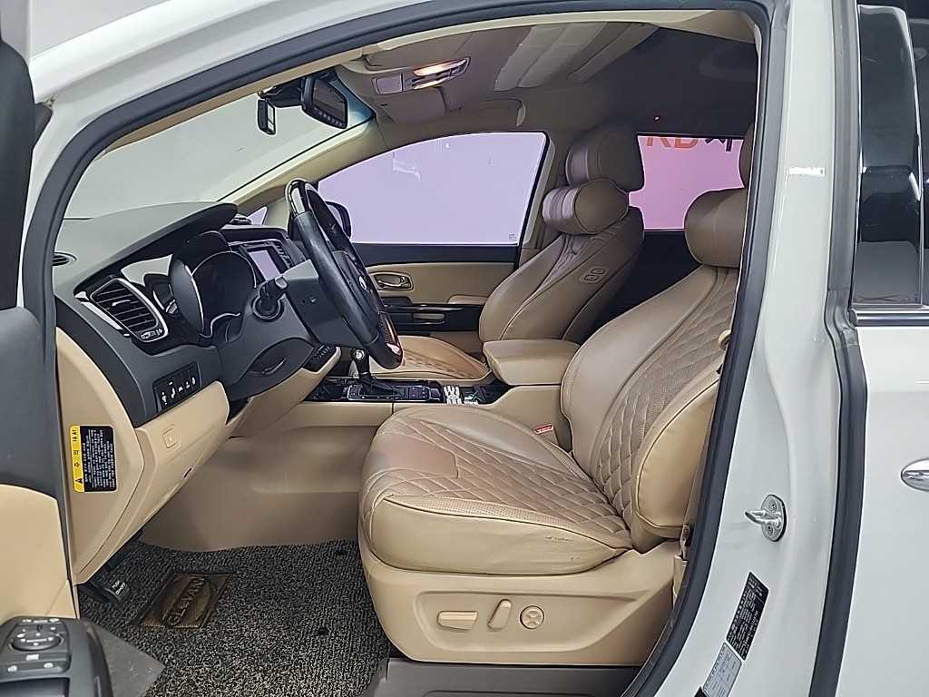 KIA Carnival - Vista 11