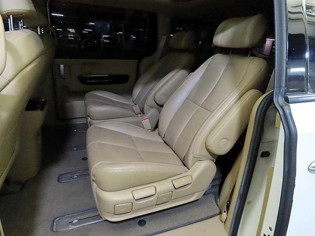 KIA Carnival - Vista 7