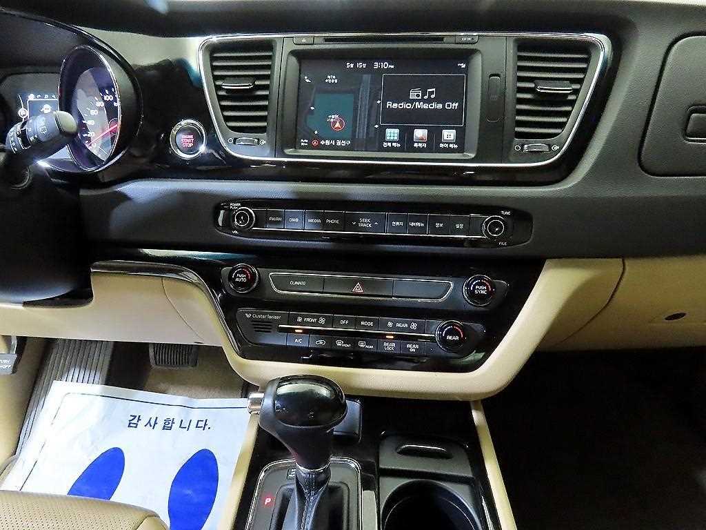 KIA Carnival - Vista 11