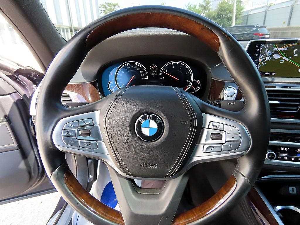 BMW 7 Series - Vista 8