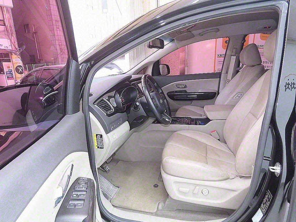 KIA Carnival - Vista 5