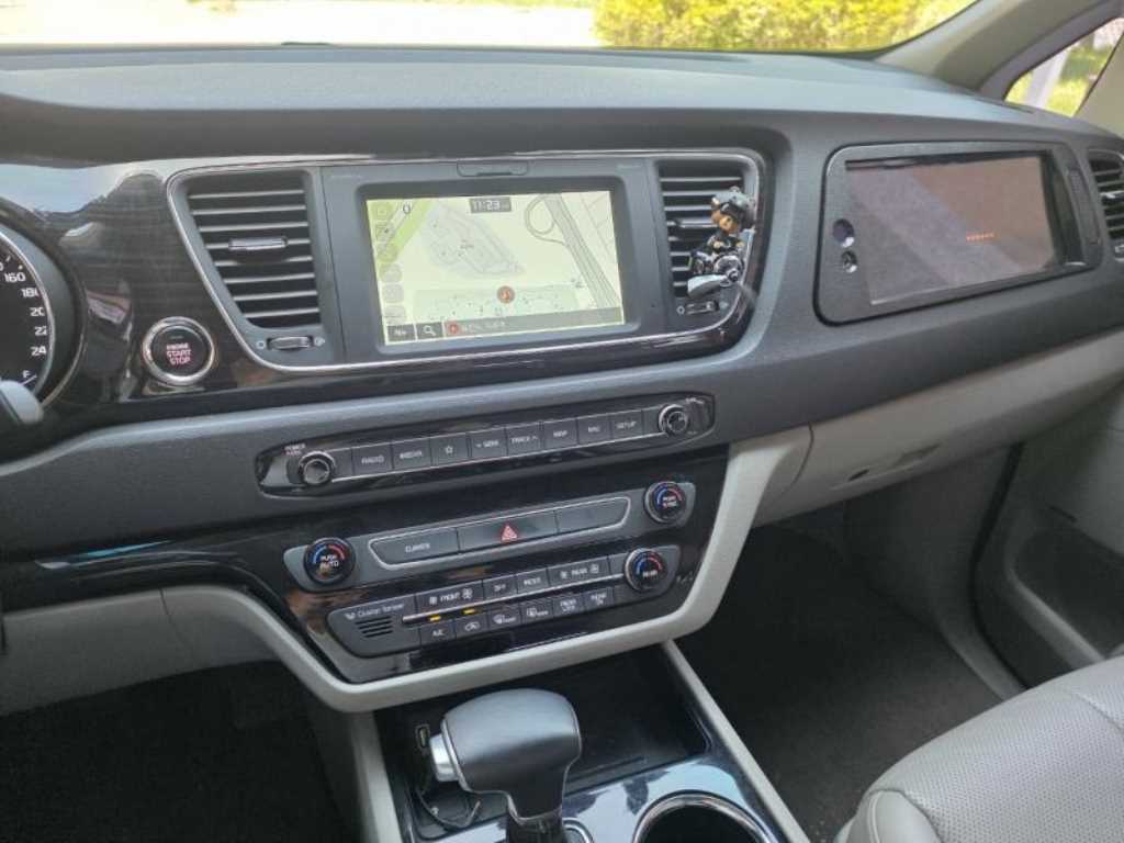KIA Carnival - Vista 11