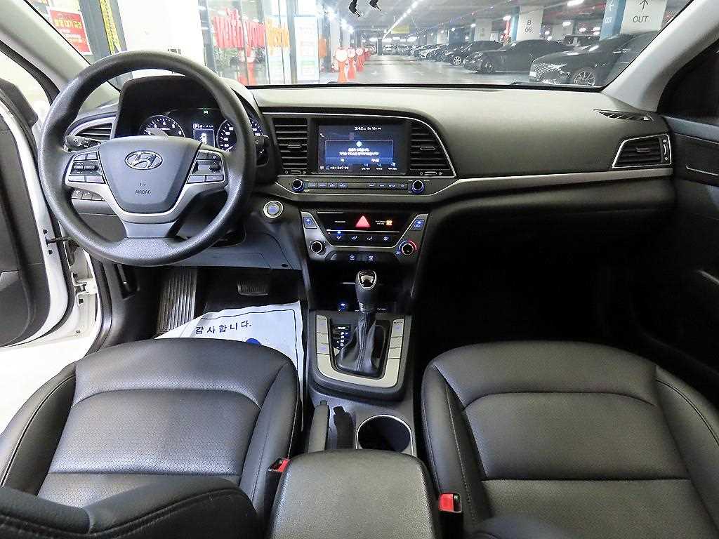 HYUNDAI Avante - Vista 10