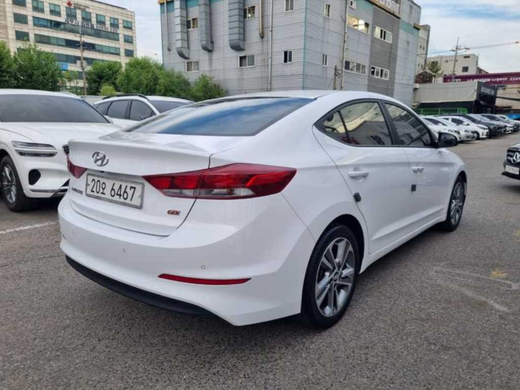 HYUNDAI Avante - Vista 6