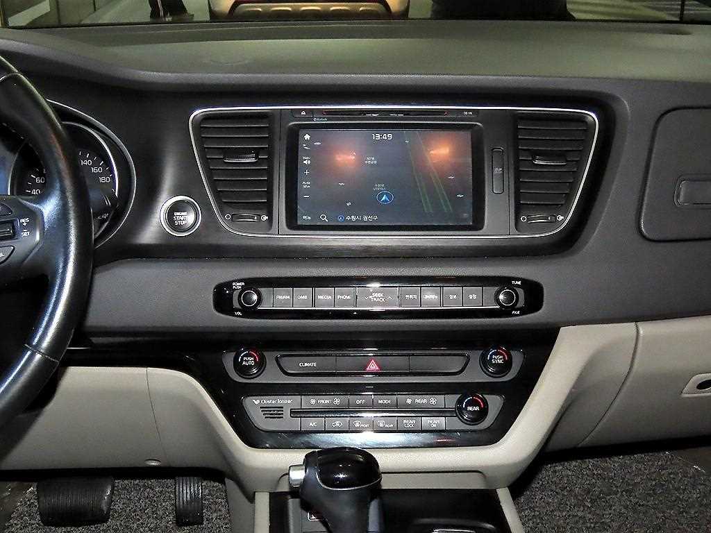 KIA Carnival - Vista 11