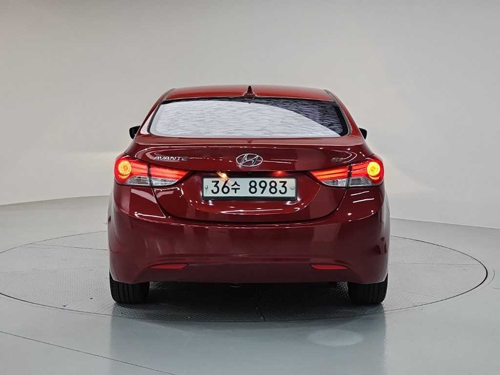 HYUNDAI Avante - Vista 3
