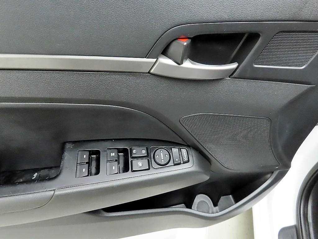 HYUNDAI Avante - Vista 11