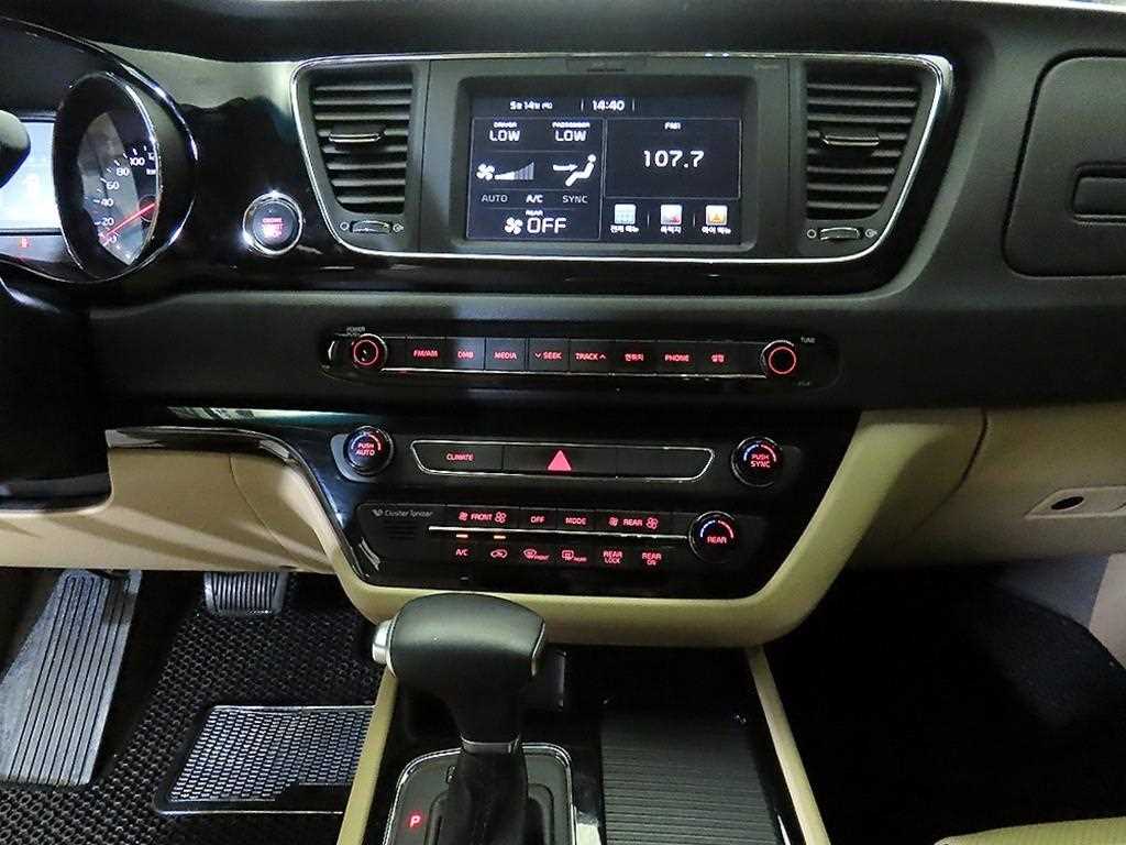 KIA Carnival - Vista 11
