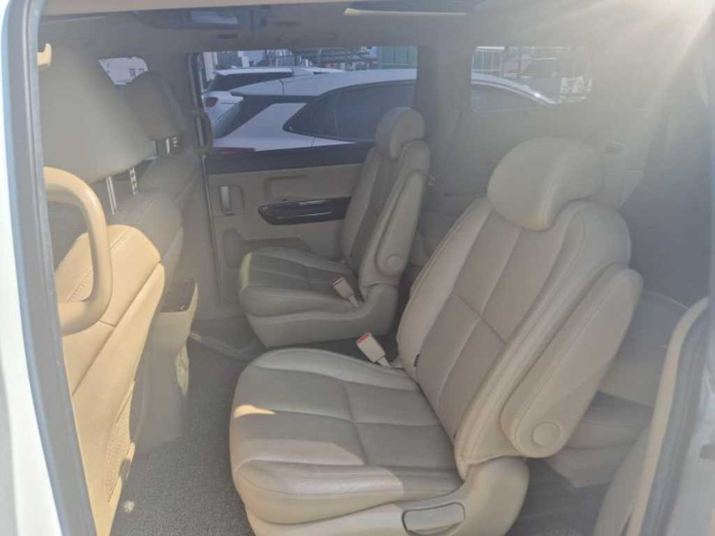 KIA Carnival - Vista 6