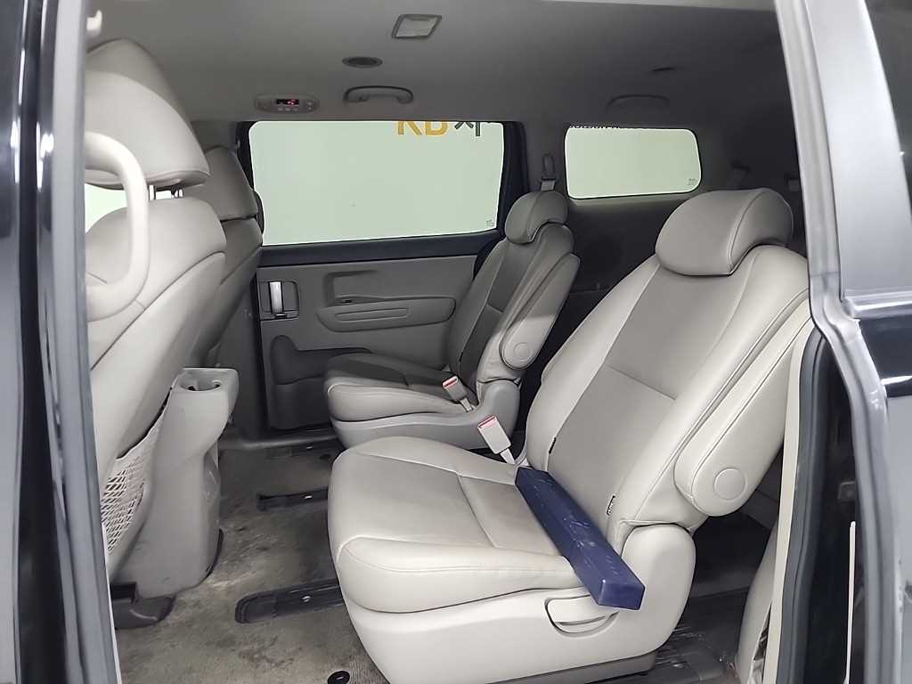 KIA Carnival - Vista 12