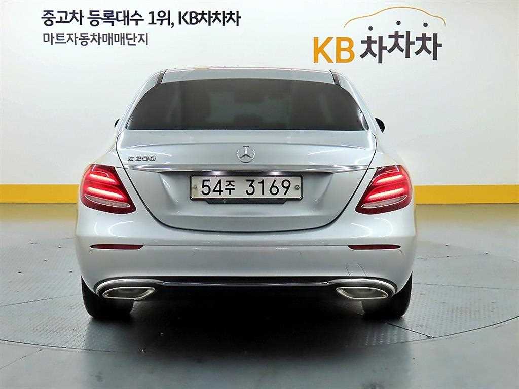Mercedes Benz E class - Vista 3