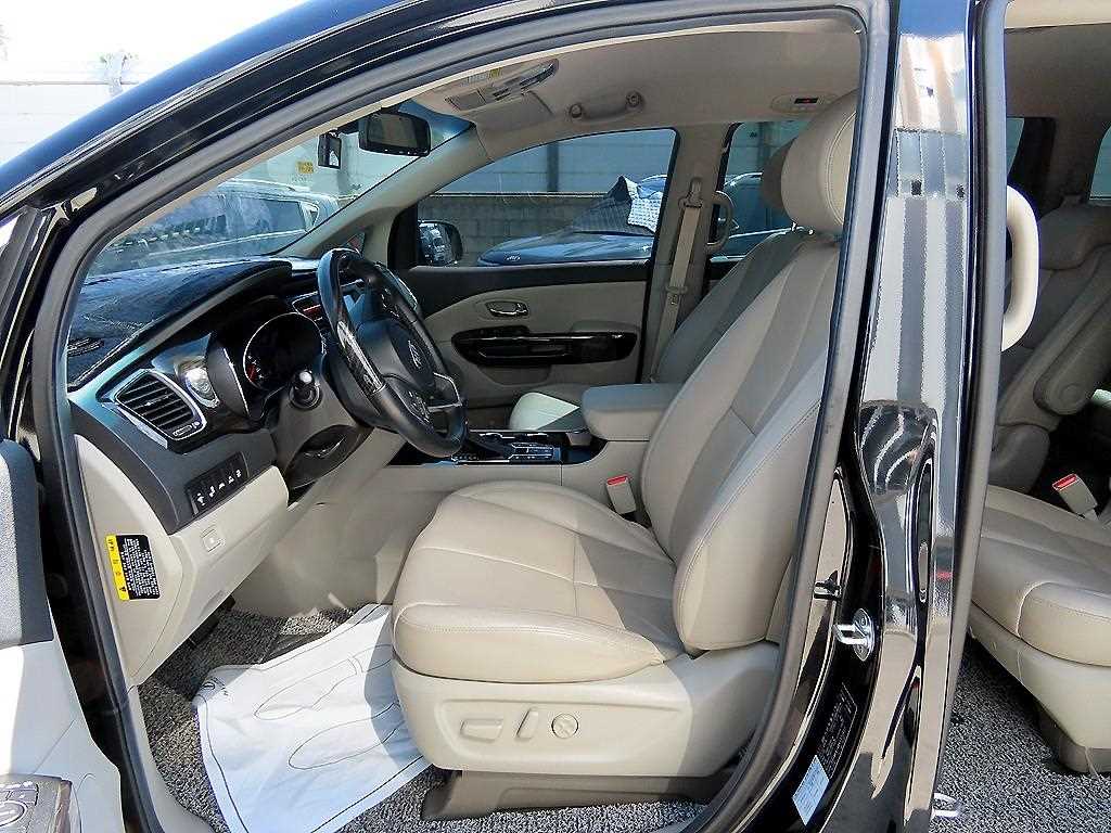 KIA Carnival - Vista 5