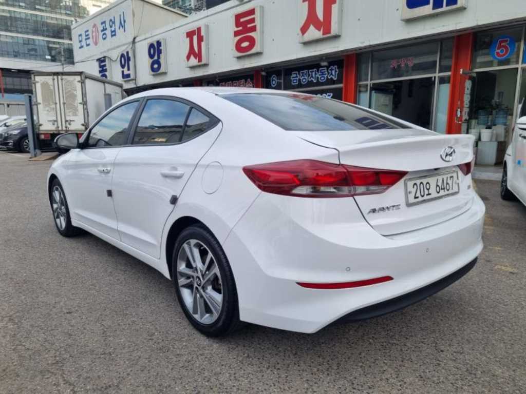 HYUNDAI Avante - Vista 4