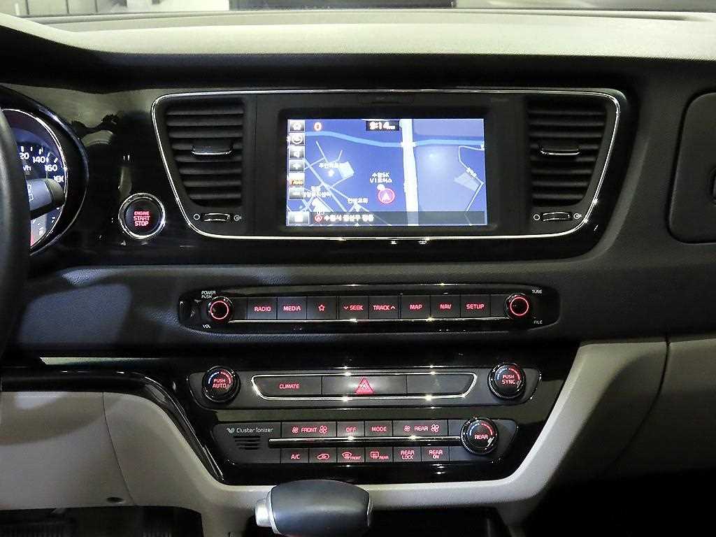 KIA Carnival - Vista 11