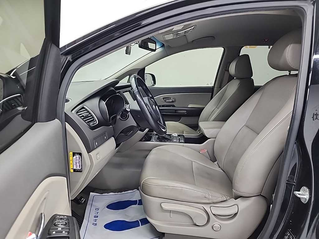 KIA Carnival - Vista 11