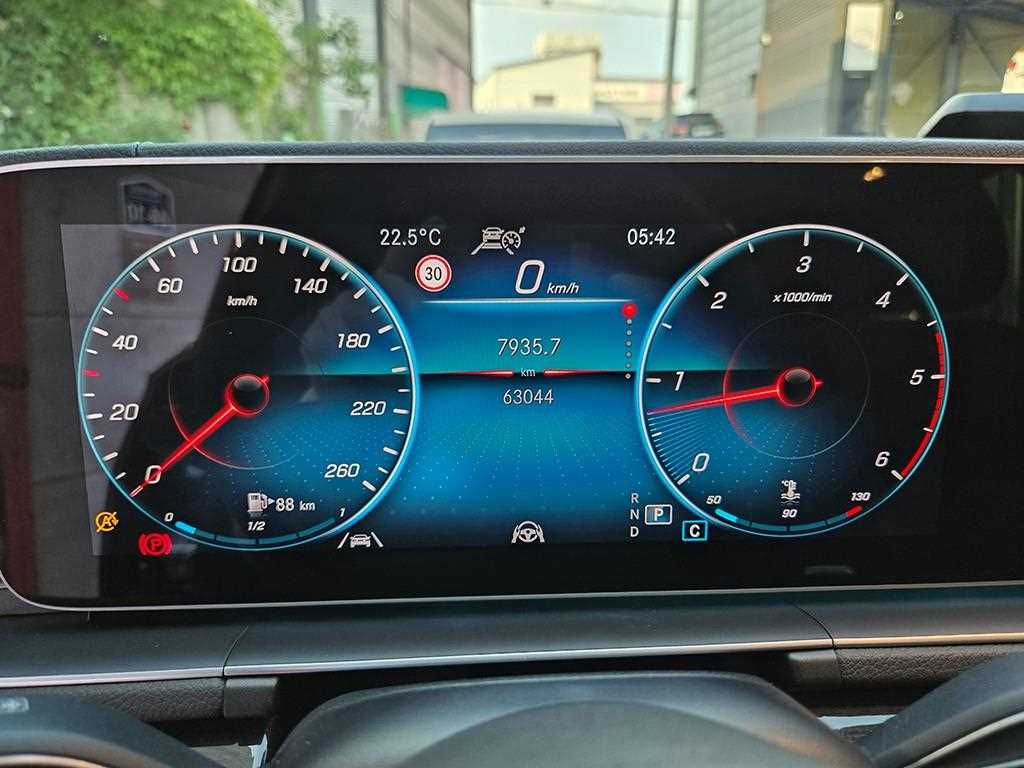 Mercedes Benz GLE Class - Vista 8