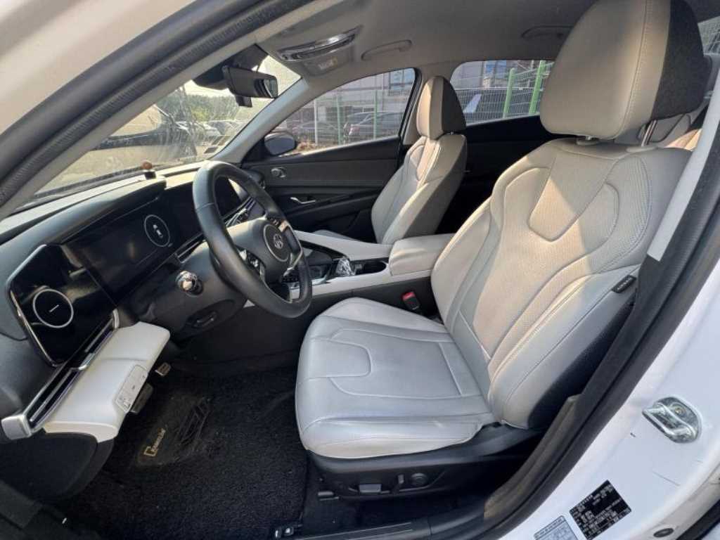 HYUNDAI Avante - Vista 12