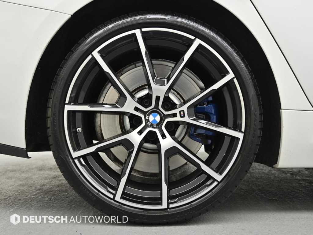 BMW 8 Series - Vista 5