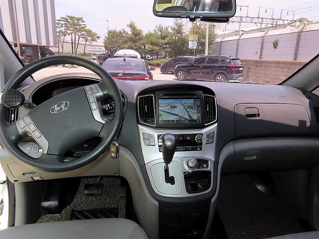 HYUNDAI Starex - Vista 8