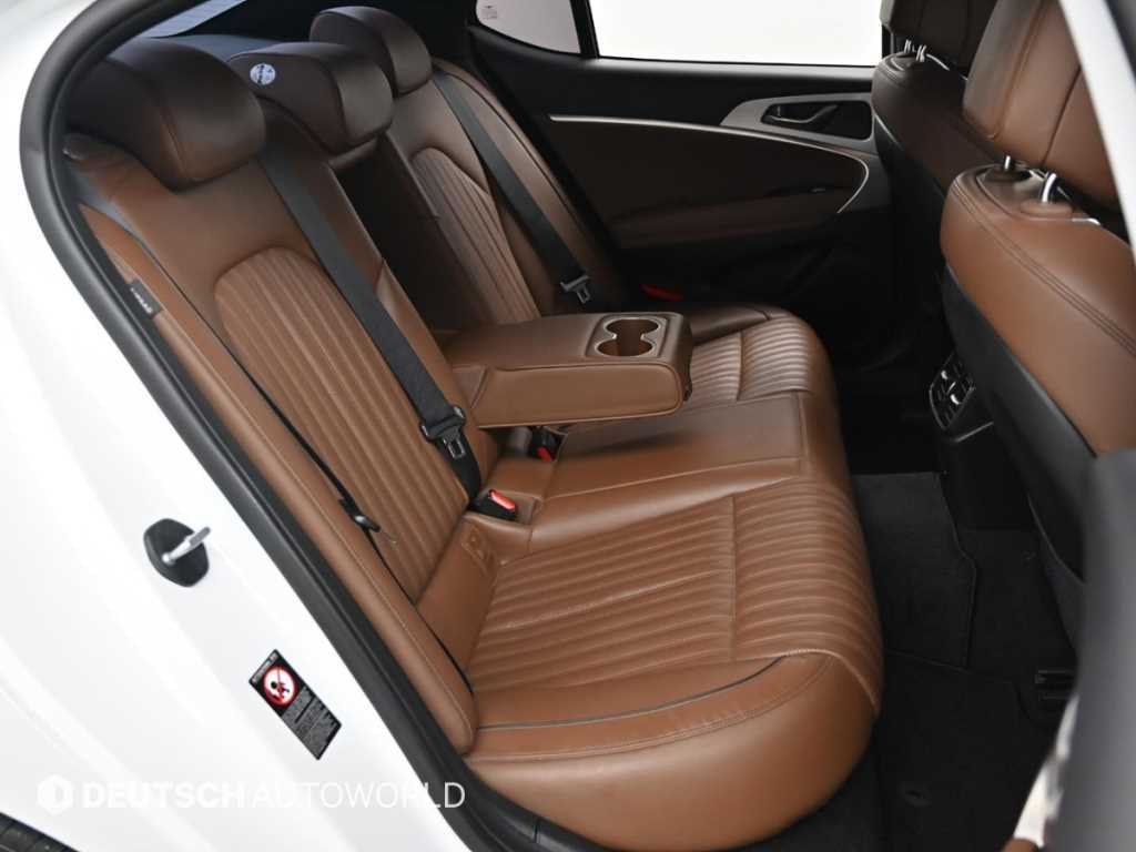 Genesis G70 - Vista 12