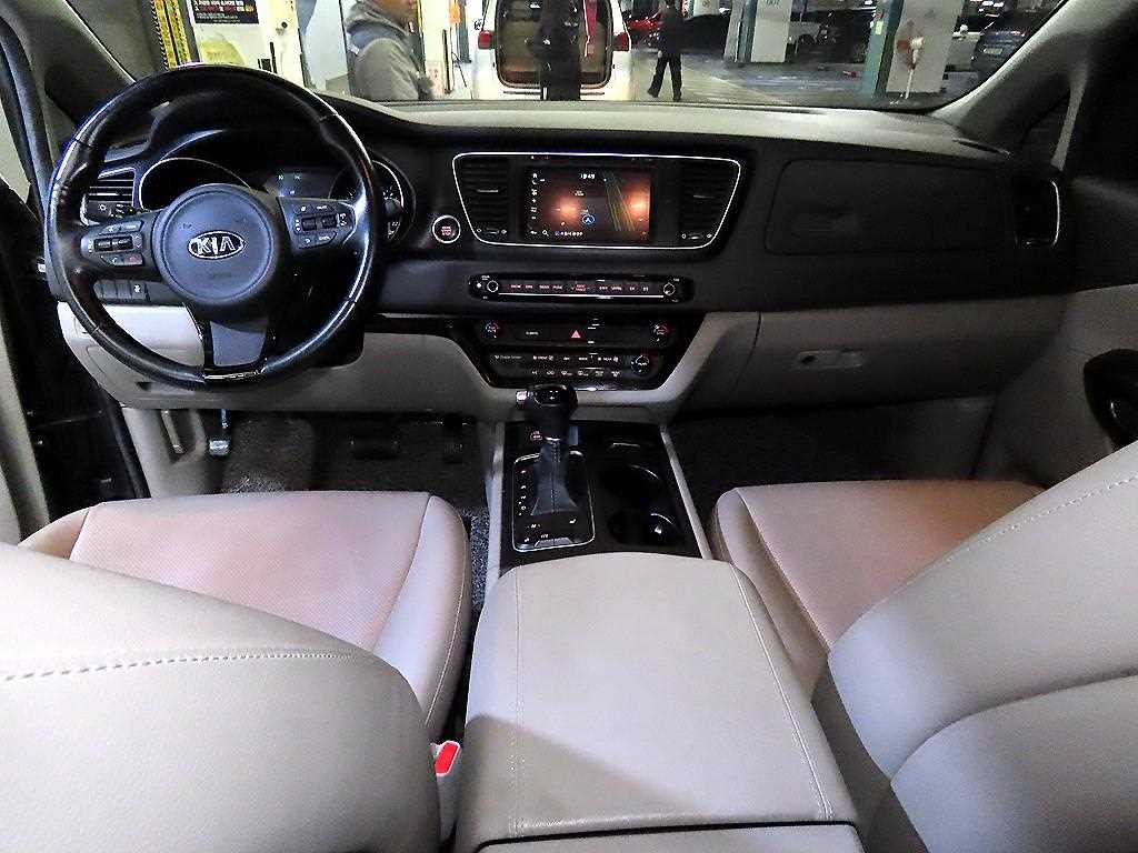 KIA Carnival - Vista 10