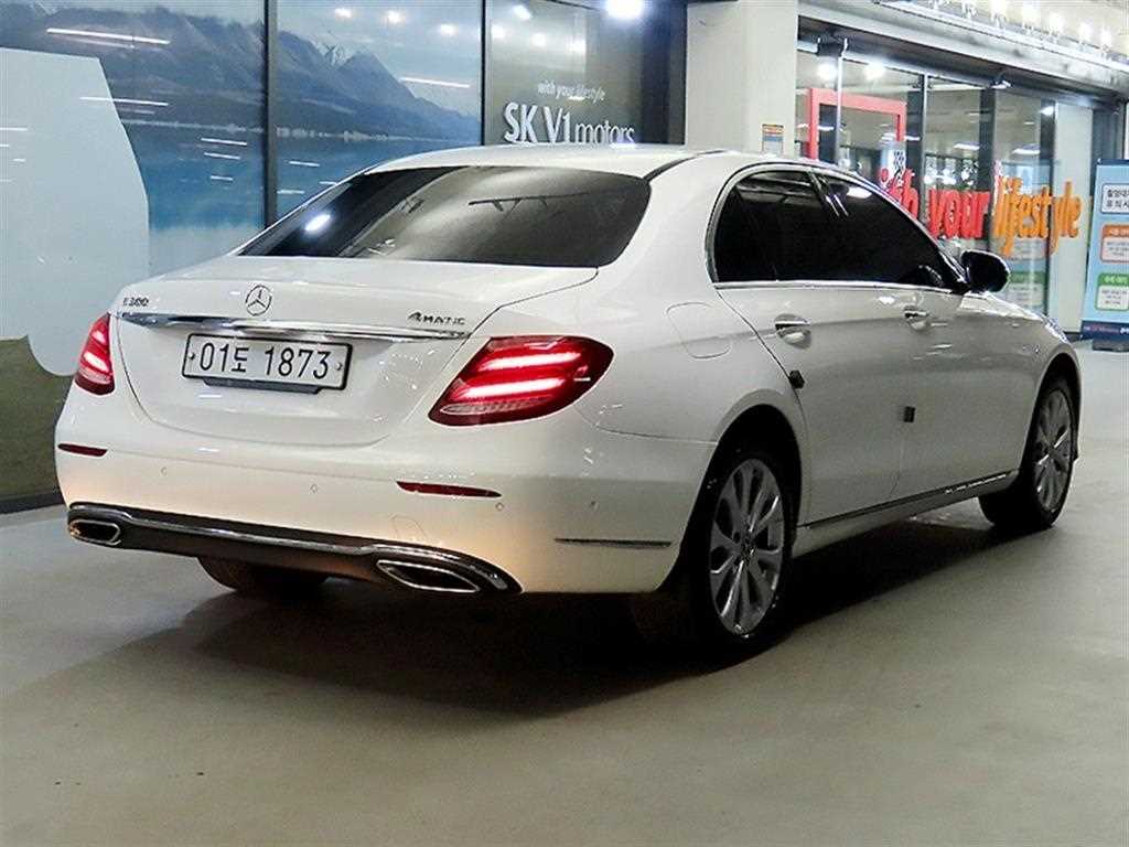 Mercedes Benz E class - Vista 4