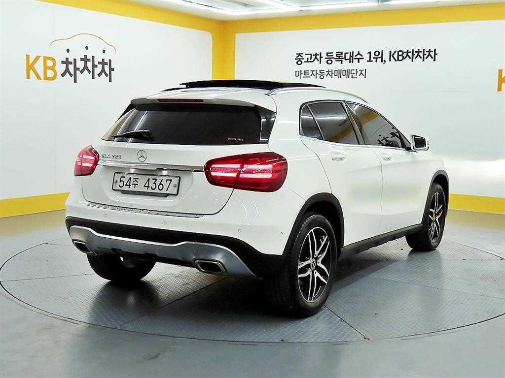 Mercedes Benz GLA Class - Vista 2