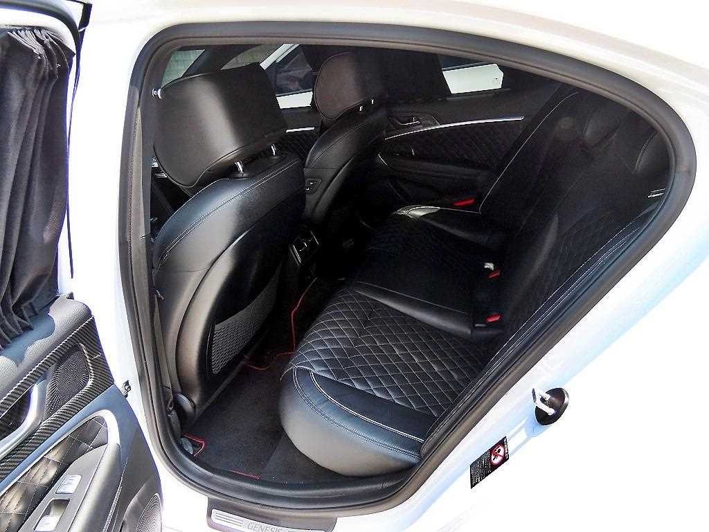 Genesis G70 - Vista 6