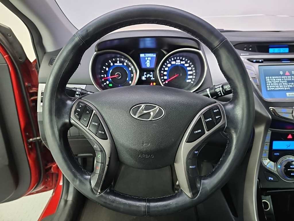 HYUNDAI Avante - Vista 9