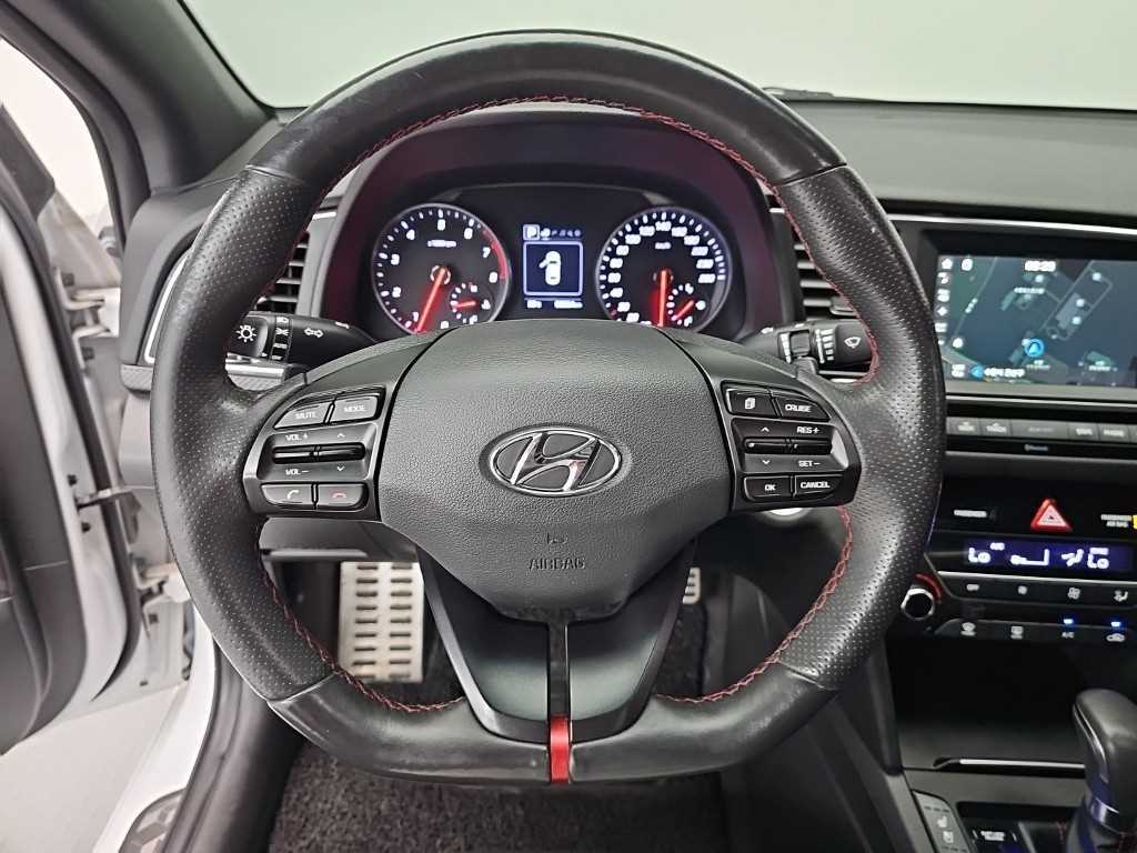 HYUNDAI Avante - Vista 9