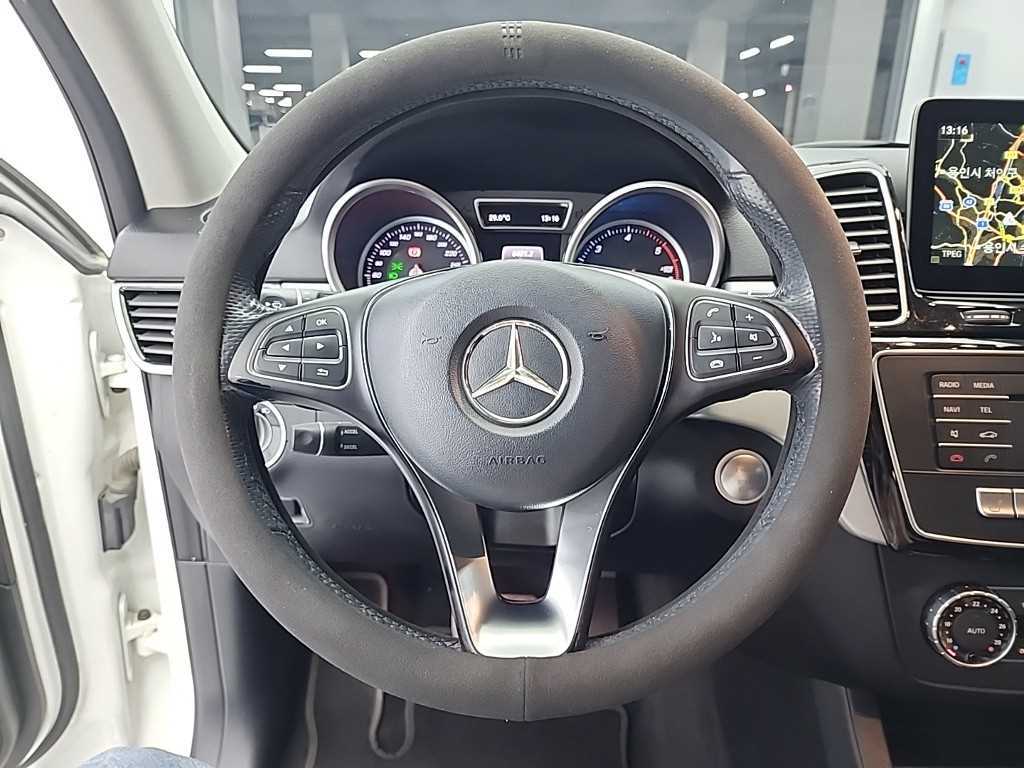 Mercedes Benz GLE Class - Vista 9
