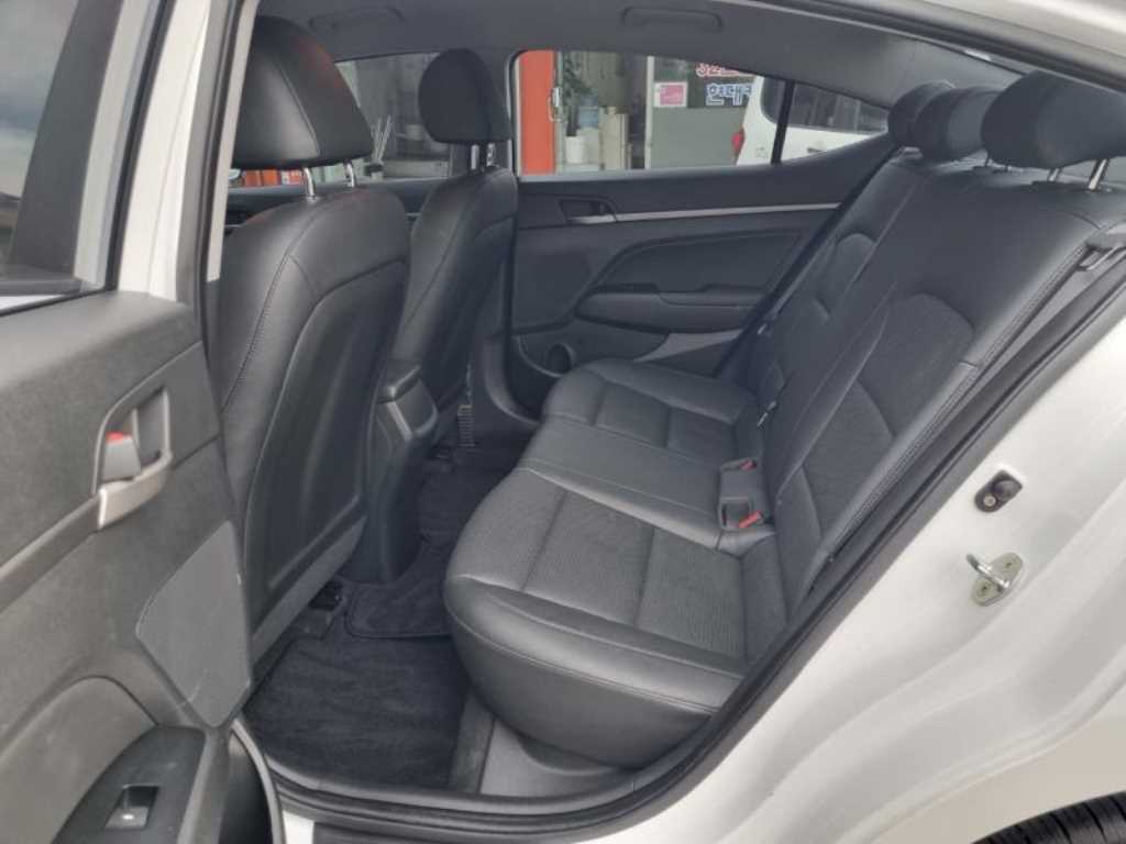 HYUNDAI Avante - Vista 10