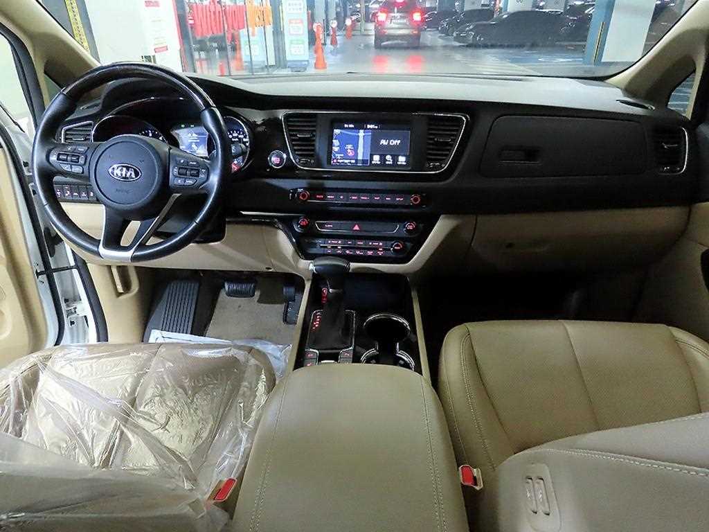 KIA Carnival - Vista 10