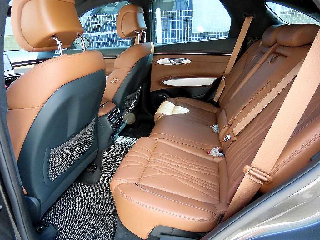 Genesis GV70 - Vista 6