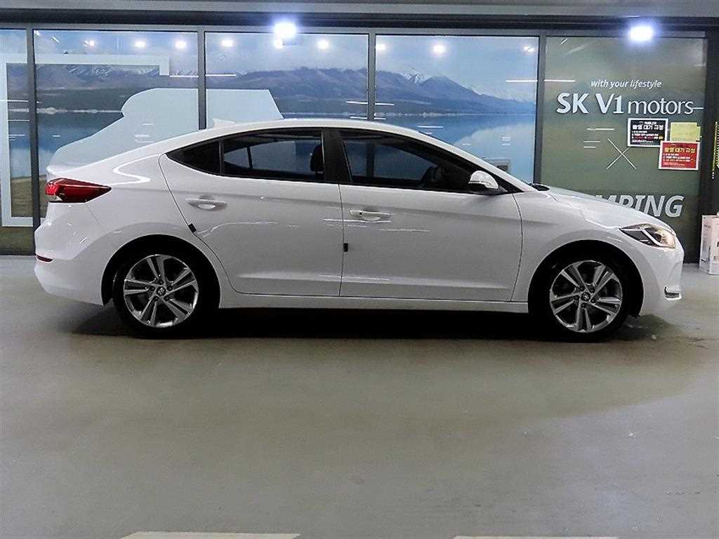 HYUNDAI Avante - Vista 3