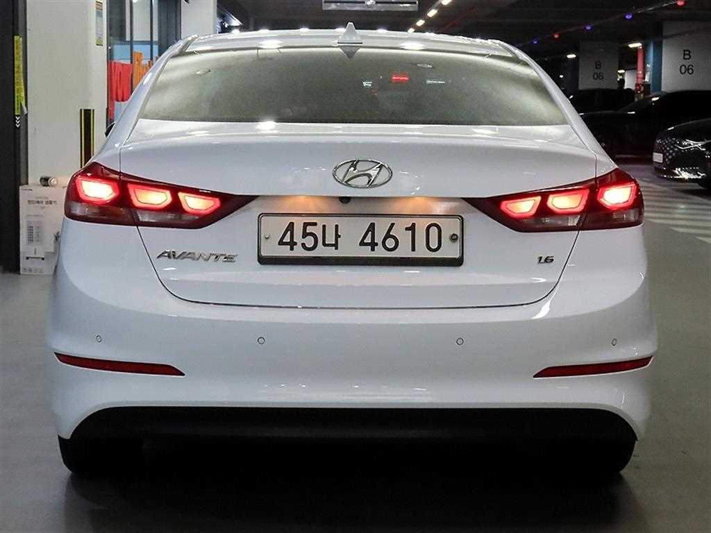 HYUNDAI Avante - Vista 5