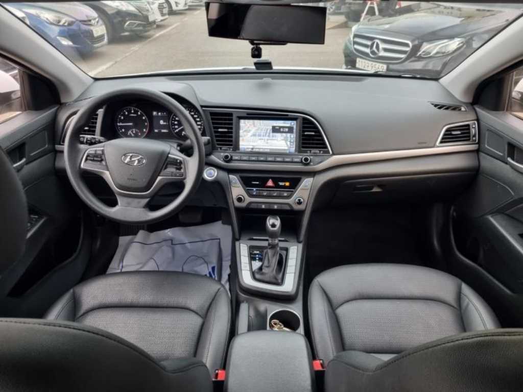 HYUNDAI Avante - Vista 11