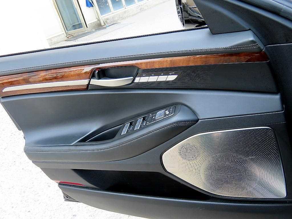 Genesis EQ900 - Vista 12