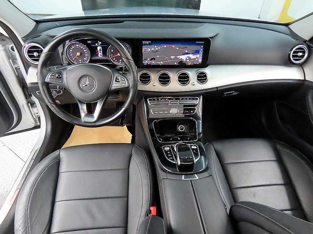 Mercedes Benz E class - Vista 7
