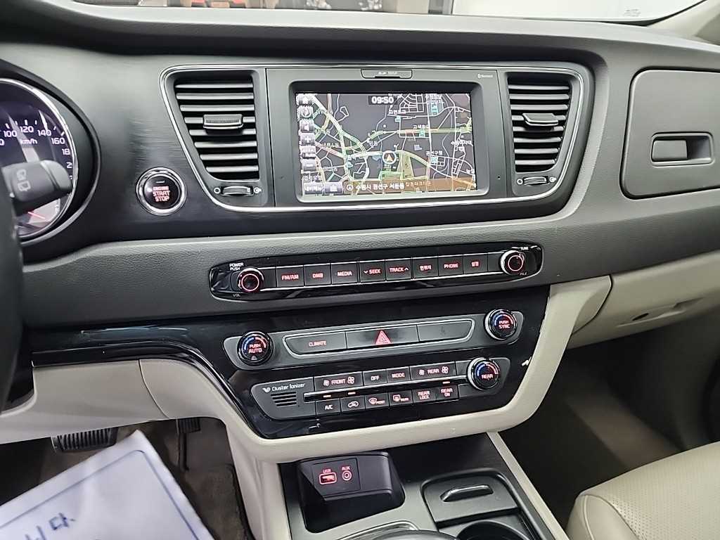 KIA Carnival - Vista 10
