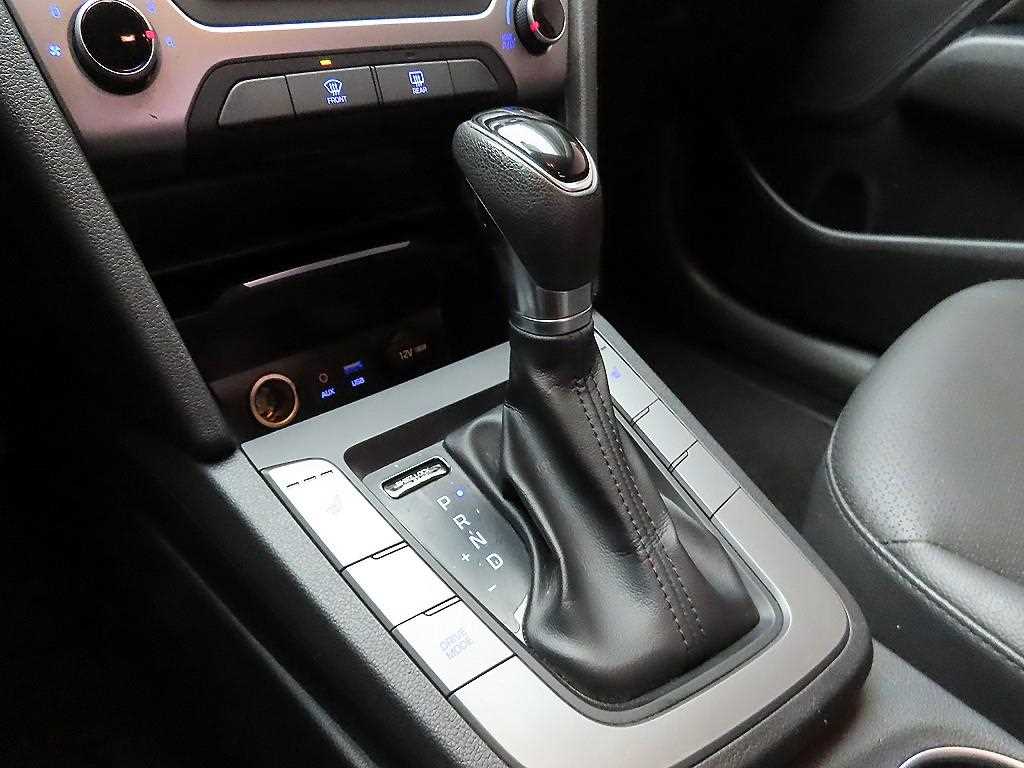 HYUNDAI Avante - Vista 10