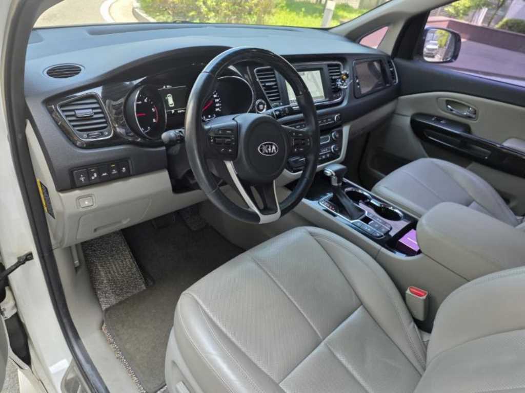 KIA Carnival - Vista 9