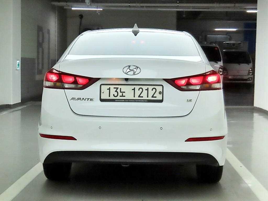 HYUNDAI Avante - Vista 3