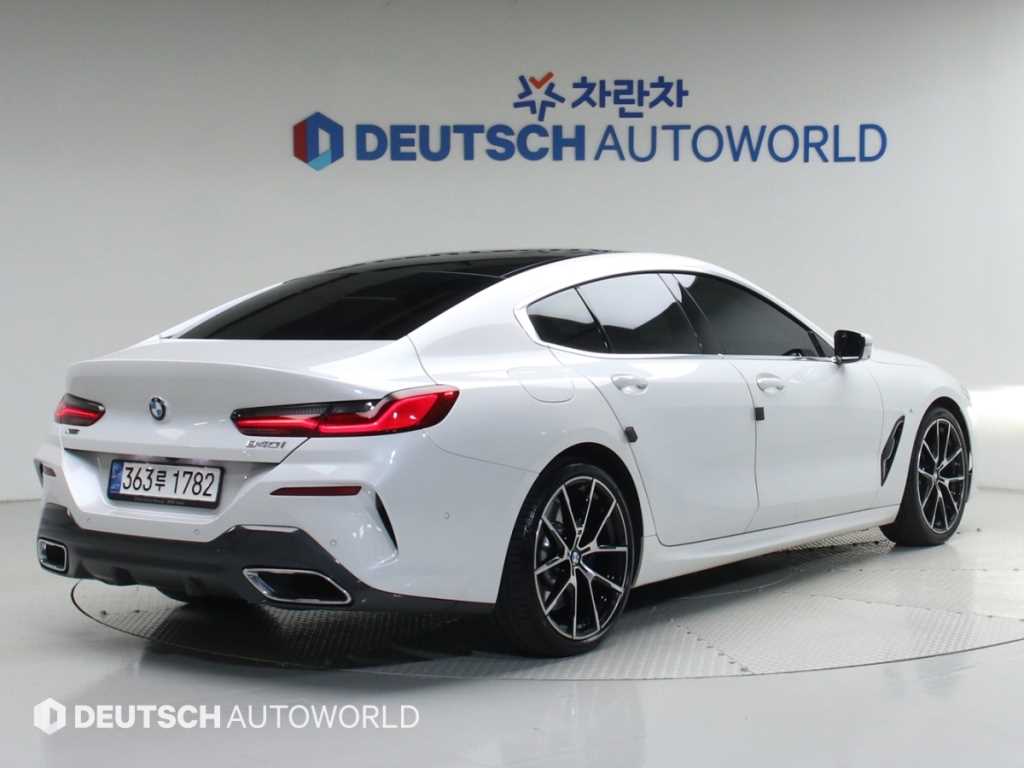 BMW 8 Series - Vista 2